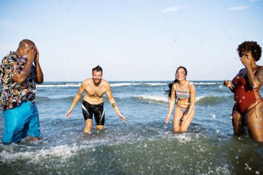 Farklı arkadaş plajda eğlenmek