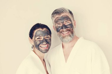 Mutlu çift kömür maske