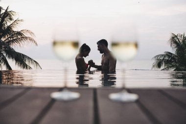 Romantik bir gün batımı zevk çift