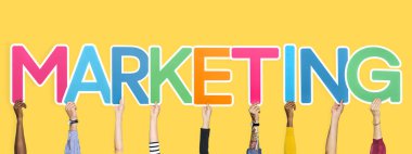 Renkli mektupları kelime pazarlama şekillendirme holding eller