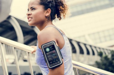 Teknoloji kullanırken egzersiz sağlıklı kadın