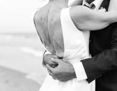 Olgun çift sahilde evleniyor