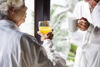 üst düzey çift otel odasında kahvaltı