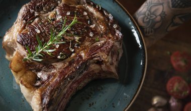 Garnitür gıda fotoğraf tarifi fikir bir plaka üzerinde tomahawk