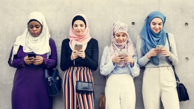 İslami kız akıllı telefon kullanarak grubu