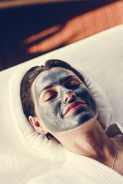 Mulher Relaxante Com Uma Máscara Facial Spa — Fotografia de Stock