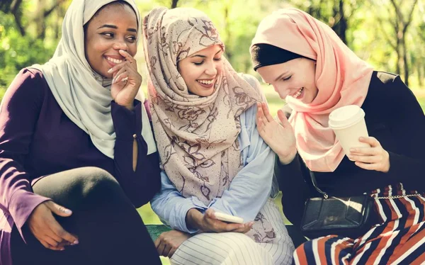 Mulheres Islâmicas Amigos Conversando Divertindo — Fotografia de Stock