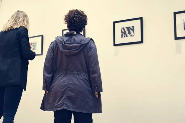 Folk Tittar Bilder Utställningen Ursprungliga Fotosätta — Stockfoto