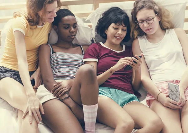 Grupp Olika Kvinnor Ligga Sängen Och Använda Mobiltelefoner — Stockfoto