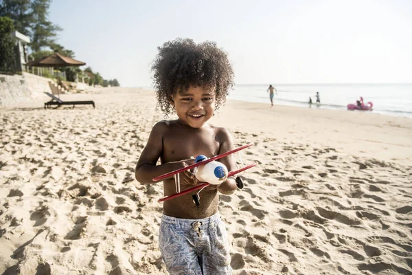 Маленька Дитина Грає Пляжі — стокове фото