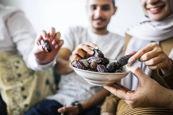 Familia Musulmana Que Tiene Fechas Secas Como Aperitivo — Foto de Stock