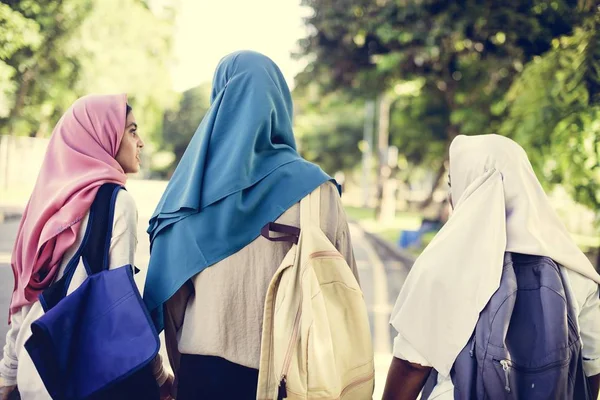 Groep Van Moslimvrouwen Hebben Een Geweldige Tijd — Stockfoto