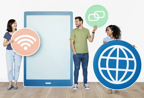 Personas Con Iconos Internet Dispositivos Digitales — Foto de Stock