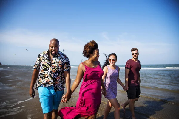 Amici Che Divertono Sulla Spiaggia — Foto Stock