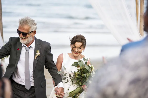 Jeugdig Ouder Paar Trouwen Het Strand — Stockfoto