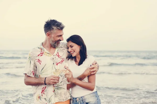 Coppia Che Gode Bicchiere Vino Sulla Spiaggia — Foto Stock