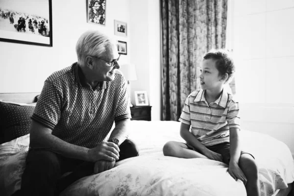 Opa Und Enkel Sitzen Auf Dem Bett — Stockfoto