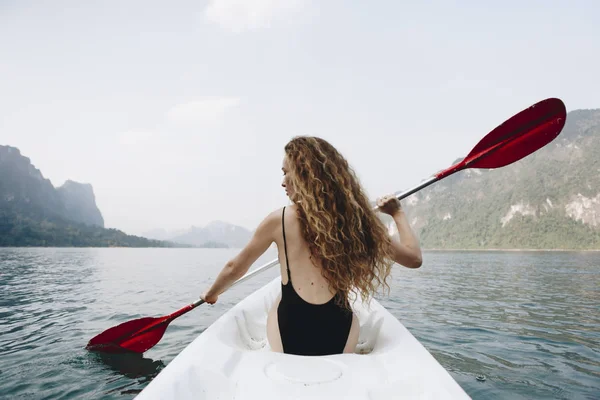 Mujer Remando Una Canoa Través Parque Nacional —  Fotos de Stock