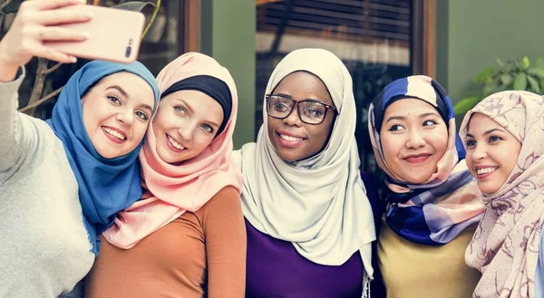 Mujeres Islámicas Amigas Tomando Selfie Juntas —  Fotos de Stock