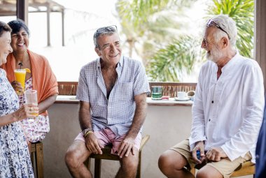 Olgun arkadaşlarım bir otelde kalıyor