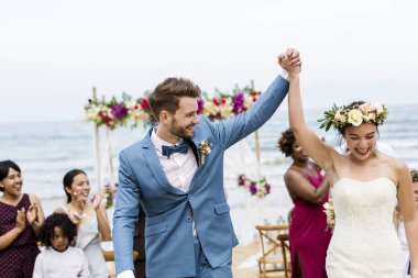 Beach düğün ceremnoy, neşeli yeni evliler