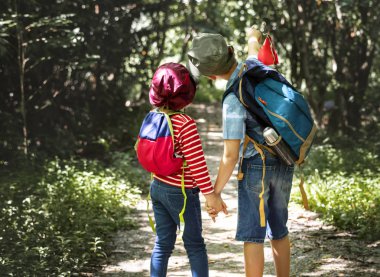Kız ve erkek kardeş ormandaki bir maceraya