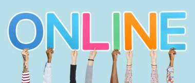 Online kelime oluşturan renkli mektupları holding eller