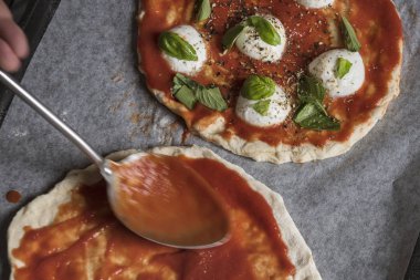 Ev yapımı pizza yemek fotoğraf tarifi fikir