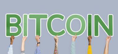 Kelime bitcoin oluşturan yeşil mektupları holding eller