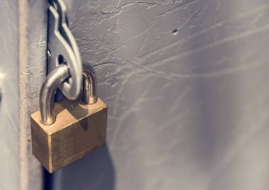 Kilitli bir asma kilidin kapanışı