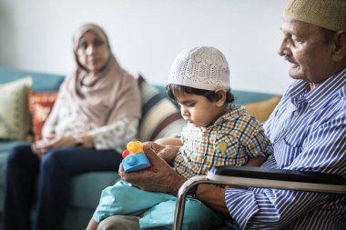 Müslüman aile rahatlatıcı ve evde oynamak