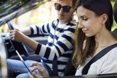 Kadın arabada dijital tablet kullanma