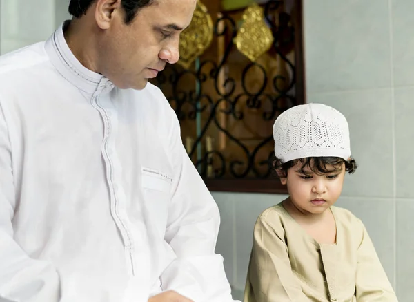 Rapaz Muçulmano Aprendendo Salah — Fotografia de Stock