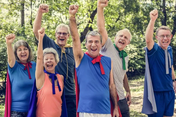 Kindliche Senioren Superheldenkostümen — Stockfoto