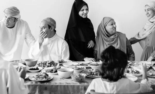 Família Muçulmana Tendo Uma Festa Ramadã — Fotografia de Stock