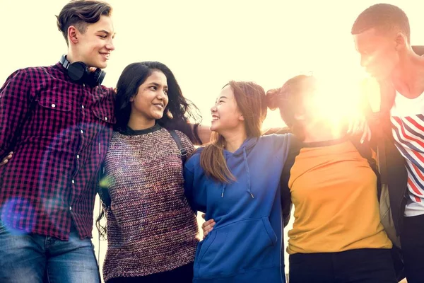 Gruppe Von Schulfreunden Freien Arme Einander Miteinander Und Gemeinschaftskonzept — Stockfoto