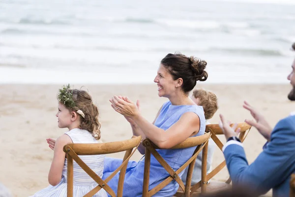 Convidados Casamento Batendo Palmas Para Noiva Noivo — Fotografia de Stock