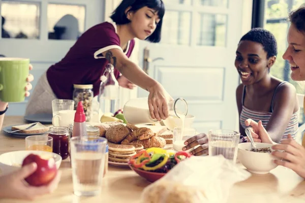 Bir grup farklı kadın birlikte kahvaltı