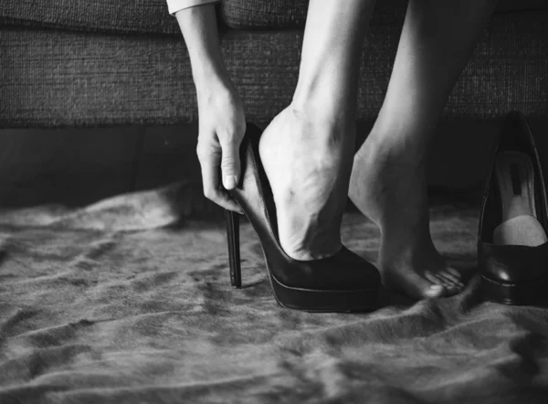 yüksek topuklar üzerinde koyarak kadın