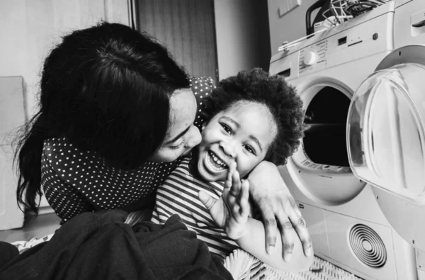 Madre Hijo Haciendo Tareas Domésticas Juntos —  Fotos de Stock