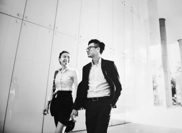 Asiatico Business People Disussion Mentre Walking — Foto Stock