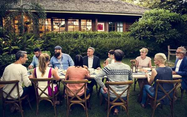 Grupo Amigos Diversos Están Cenando Juntos —  Fotos de Stock