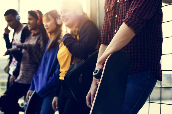 Grupo Amigos Escuela Aire Libre Estilo Vida Música Concepto Ocio —  Fotos de Stock