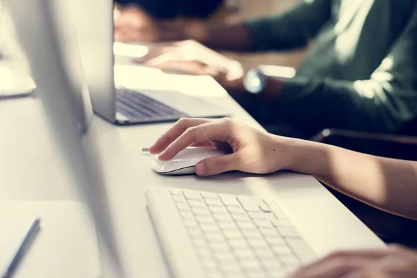 Nahaufnahme Von Menschen Die Computer Arbeiten — Stockfoto