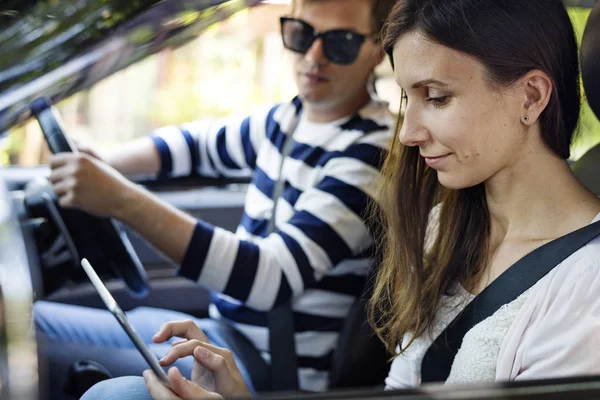 Kadın arabada dijital tablet kullanma
