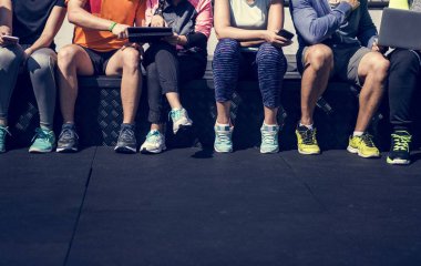 Çeşitli sporcular bir arada oturuyorlar.