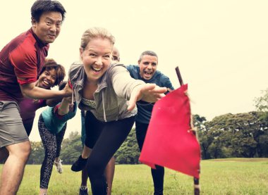 İnsanlar bir bayrak yakalamak için yarış