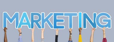 Kelime pazarlama oluşturan mavi mektupları holding eller