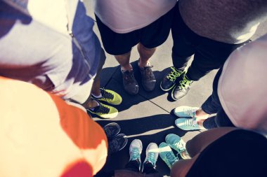 farklı insanların birlikte ayakta grup