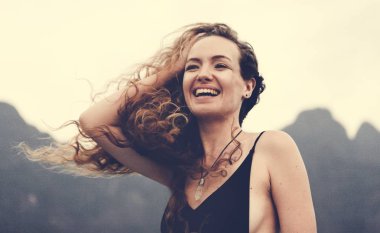 Sarışın kadının yaz esintisi